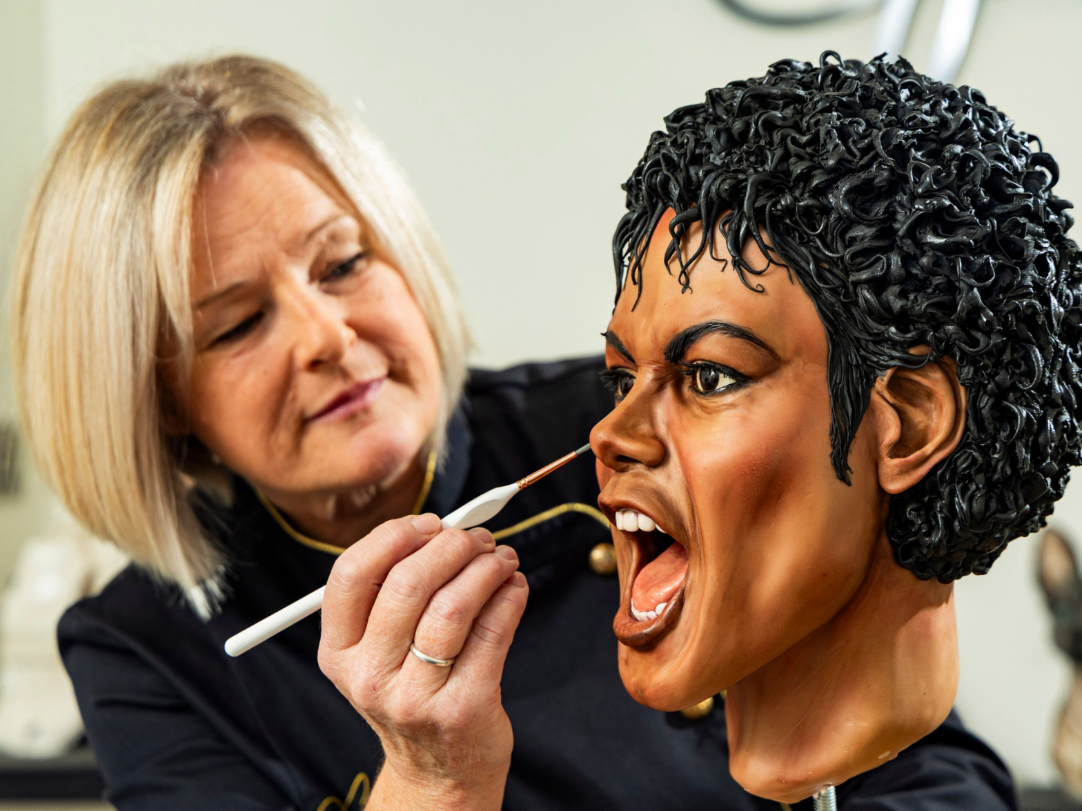 Just eat it! Baker creates lifelike cake of Michael Jackson